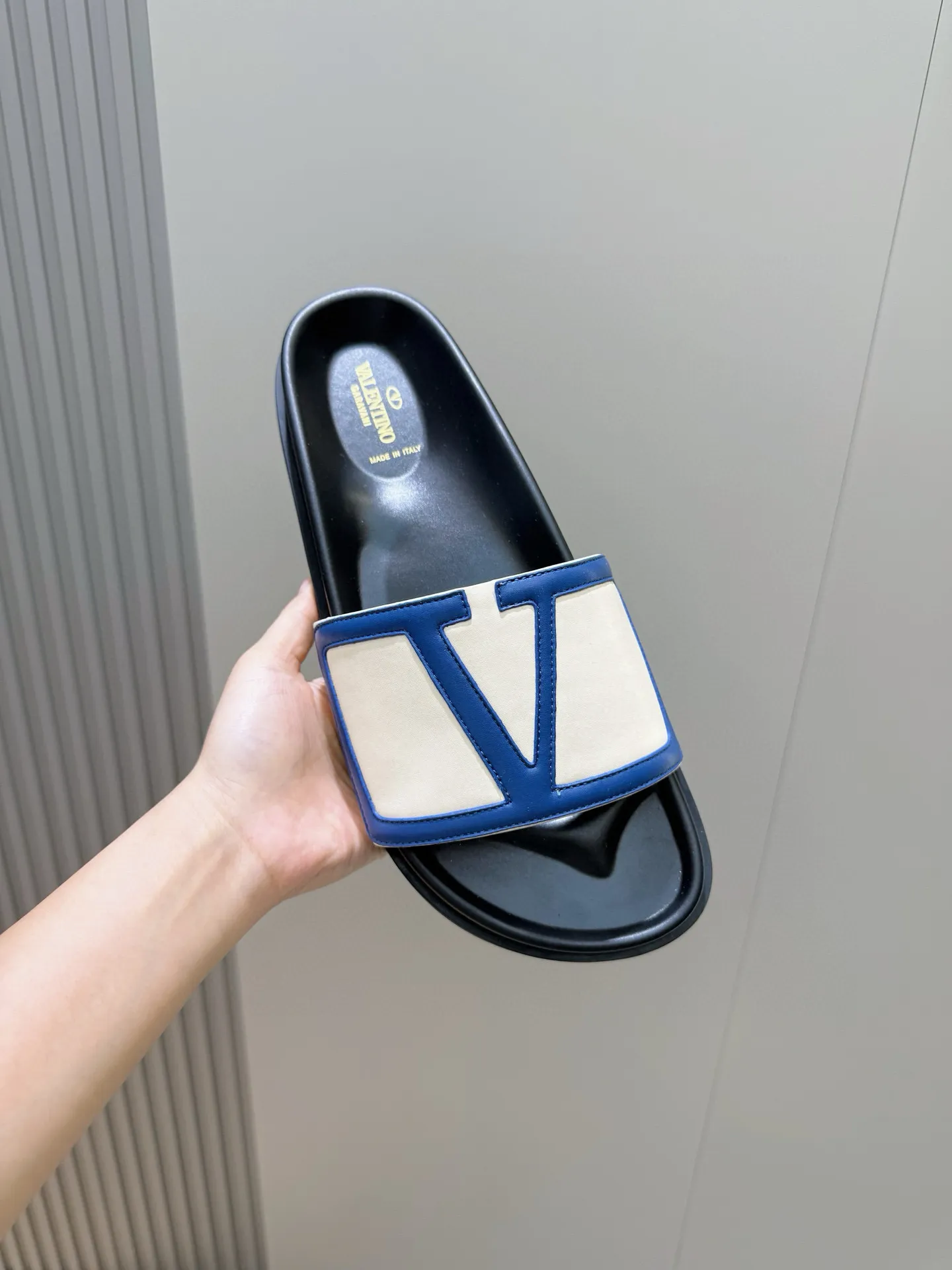 [VALENTINO] Top P: 540💰 Size: 39-44 (customized at 38.45) 🆕2025VLT — Valentino’s latest summer men’s slippers. The use of imported cowhide elements on slippers has been sublimated! It is worthy of recognition both visually and in terms of quality. Excellent quality, comfortable and durable! The embellishment of the perforated V hardware on the toe adds a sense of fashion! Cowhide feet